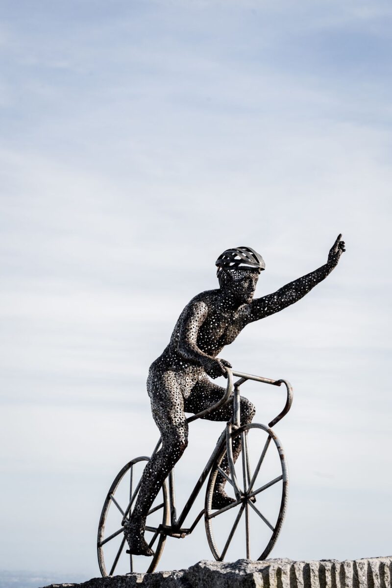 stg02_Alto da Foia cyclist statue01_Tour of Algarve_02_2025_startt