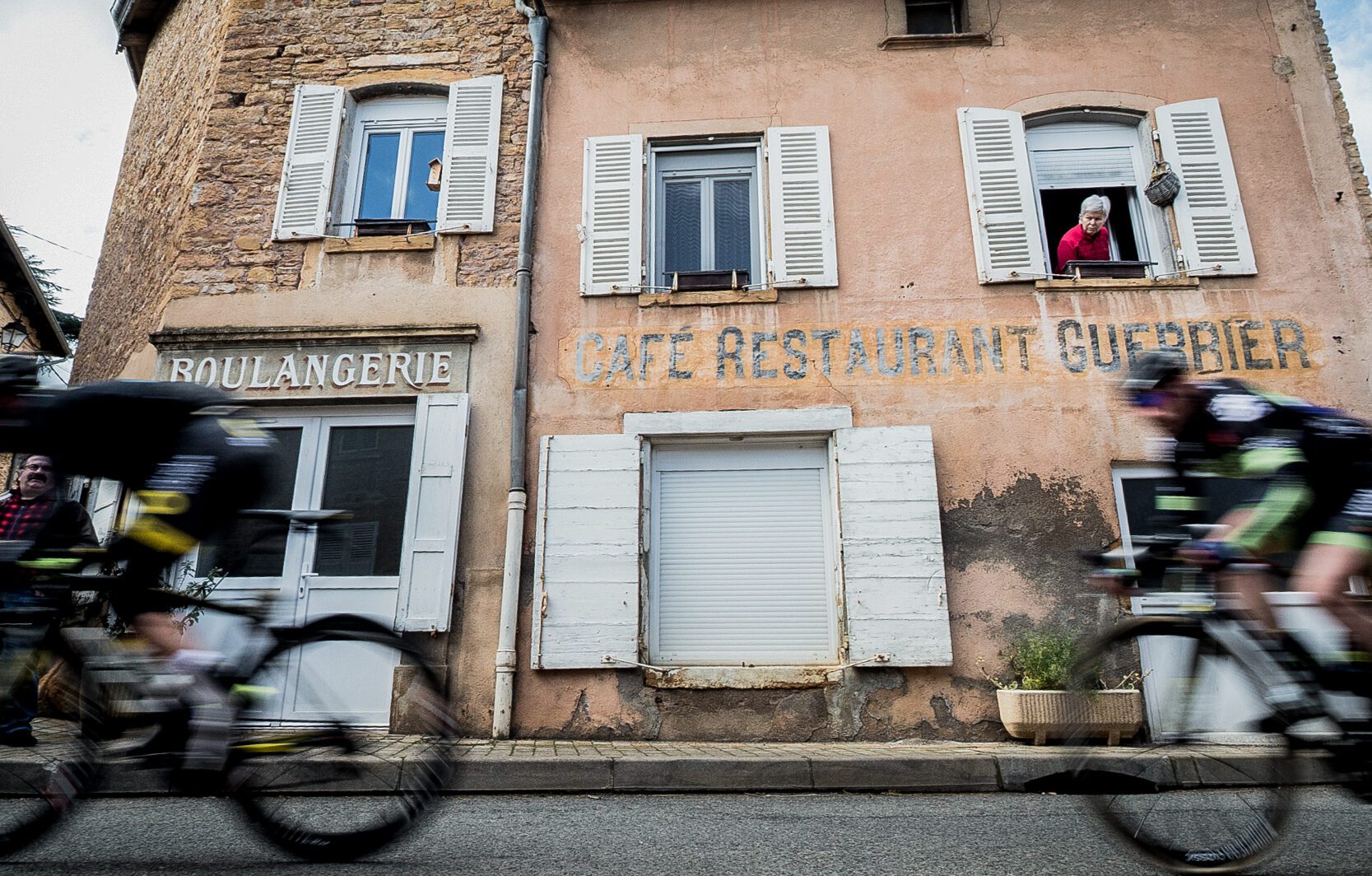 Burgundy_peloton_inGamba_2026