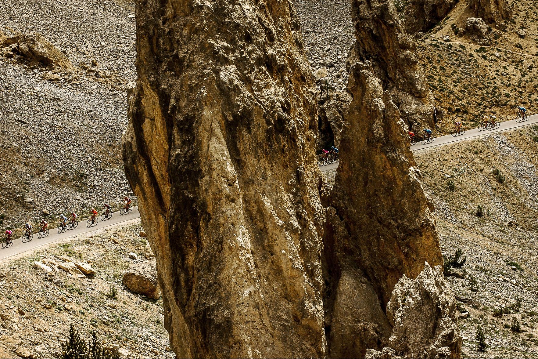 french-alps-izoard-casse-deserte-peloton