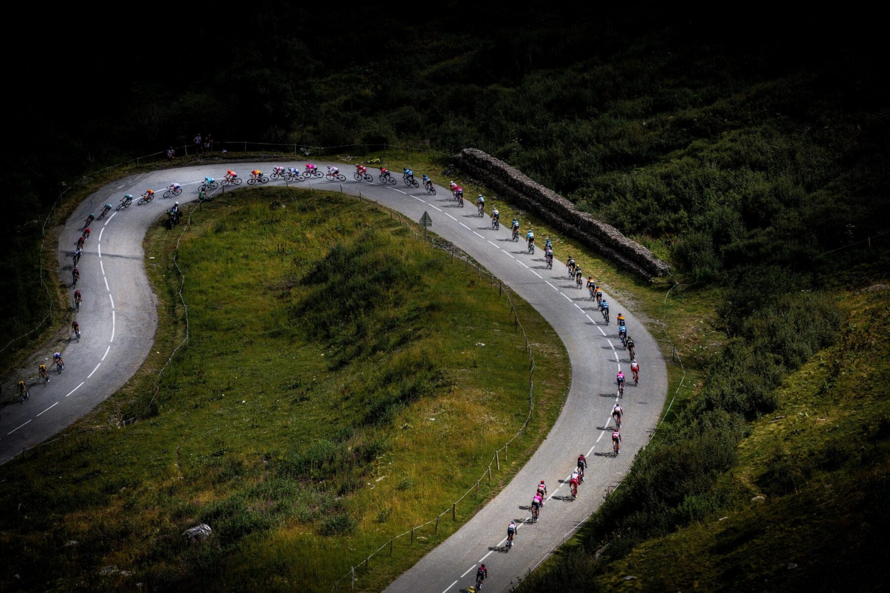 french-alps-peloton-hairpin-descent