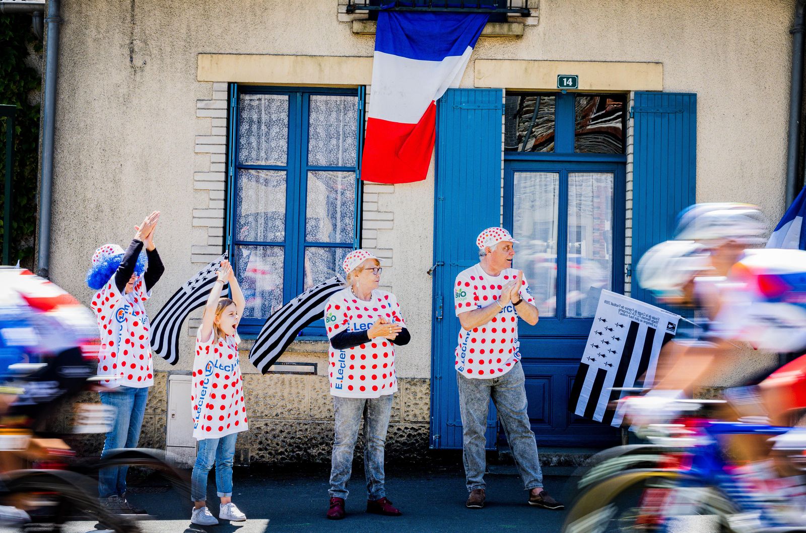 01stg04_bretonne fans no border_tdf_2021_startt