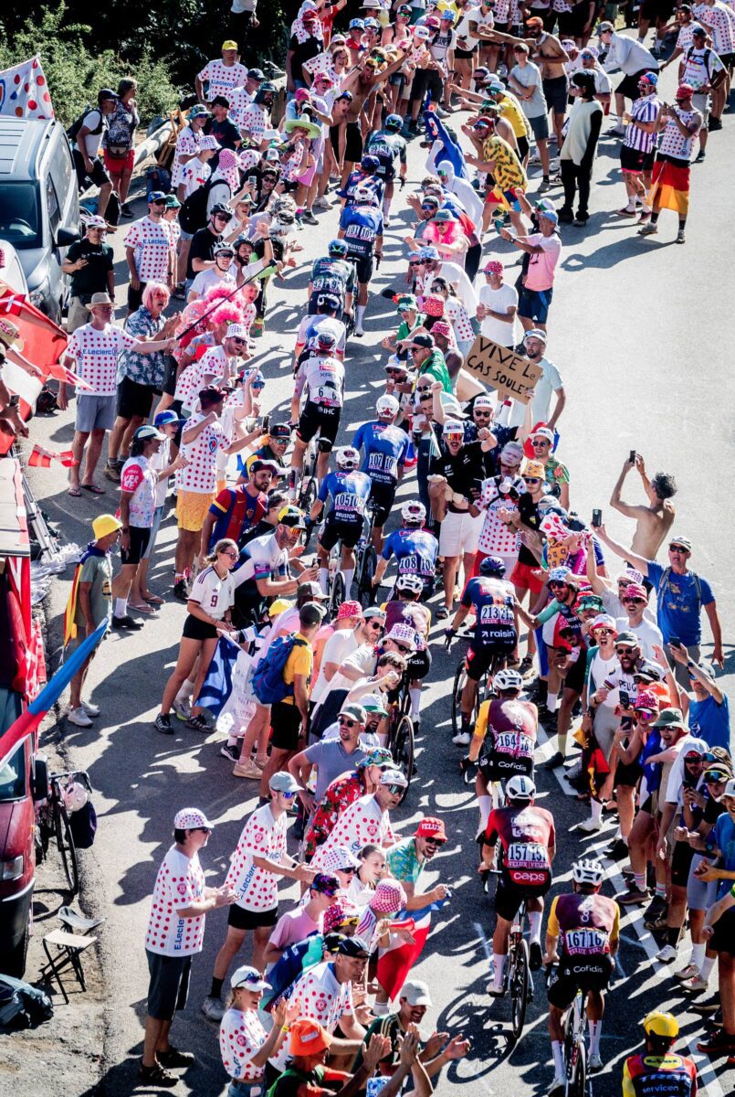 03stg19_fans_alpe_d_huez_tdf2026