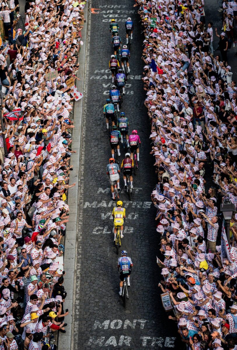 14stg21_Peloton_Pogacar_Montmartre00_tdf2026